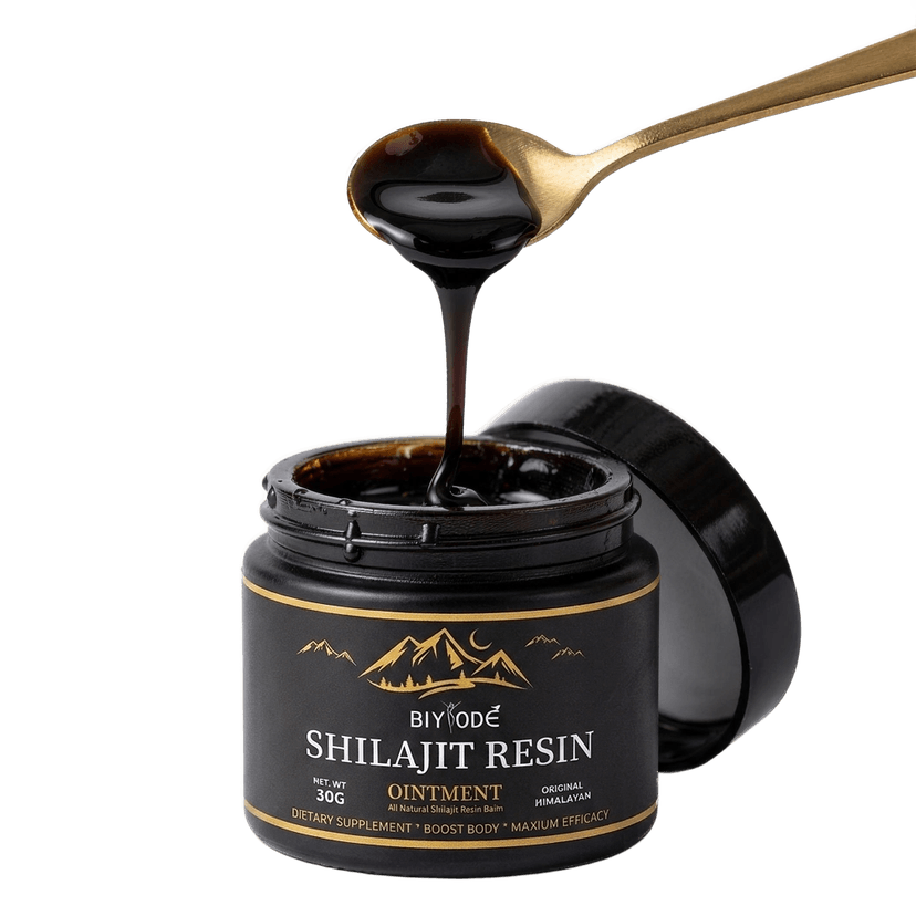 Una cucharita llena de resina de shilajit que chorrea sobre el frasco abierto